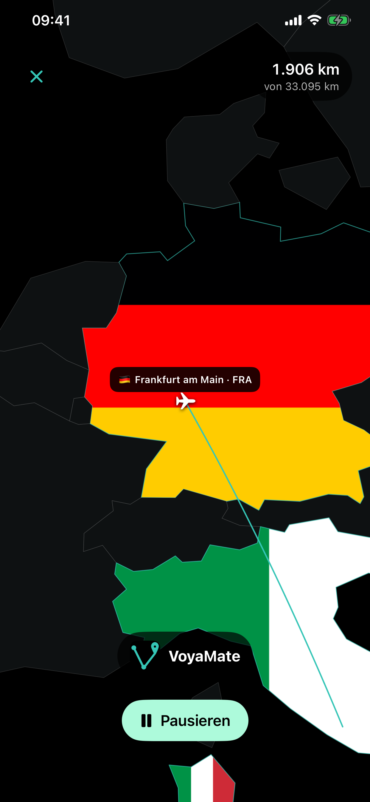 Laufender VoyaMate Reisefilm mit Route, Flaggen und Distanz im Dark Mode